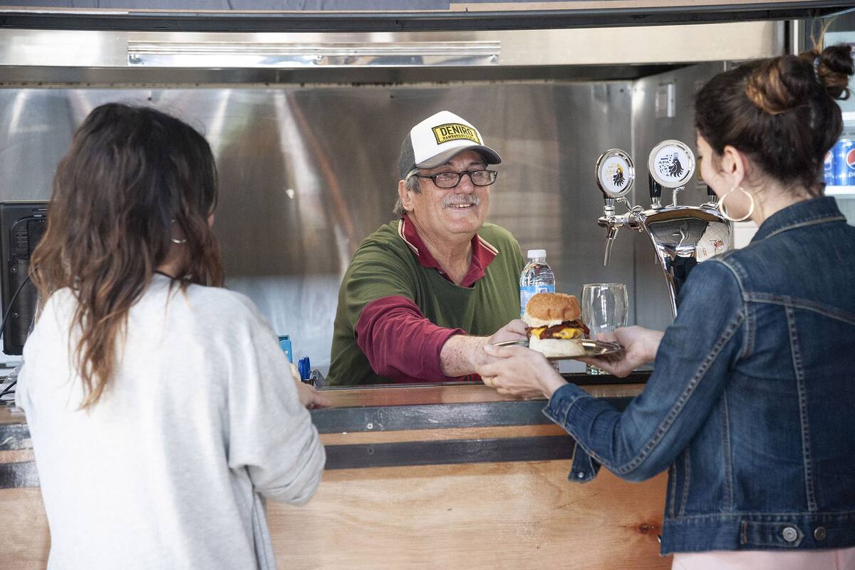 En busca de diversidad, restaurantes y hamburgueserías dejan de buscar solo empleados jóvenes