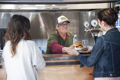 En busca de diversidad, restaurantes y hamburgueserías dejan de buscar solo empleados jóvenes