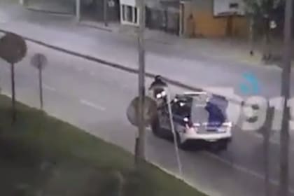 En B° #VillaQuisquizacate, personal policial logró la #Aprehensión de un hombre mayor de edad quien se conducía en una motocicleta 250cc y evitó un control preventivo. Este individuo fue interceptado tras colisionar con otro vehículo.