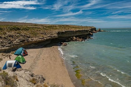 En Cabo Curioso se puede caminar al pie de los acantilados, el mejor plan cuando baja la marea