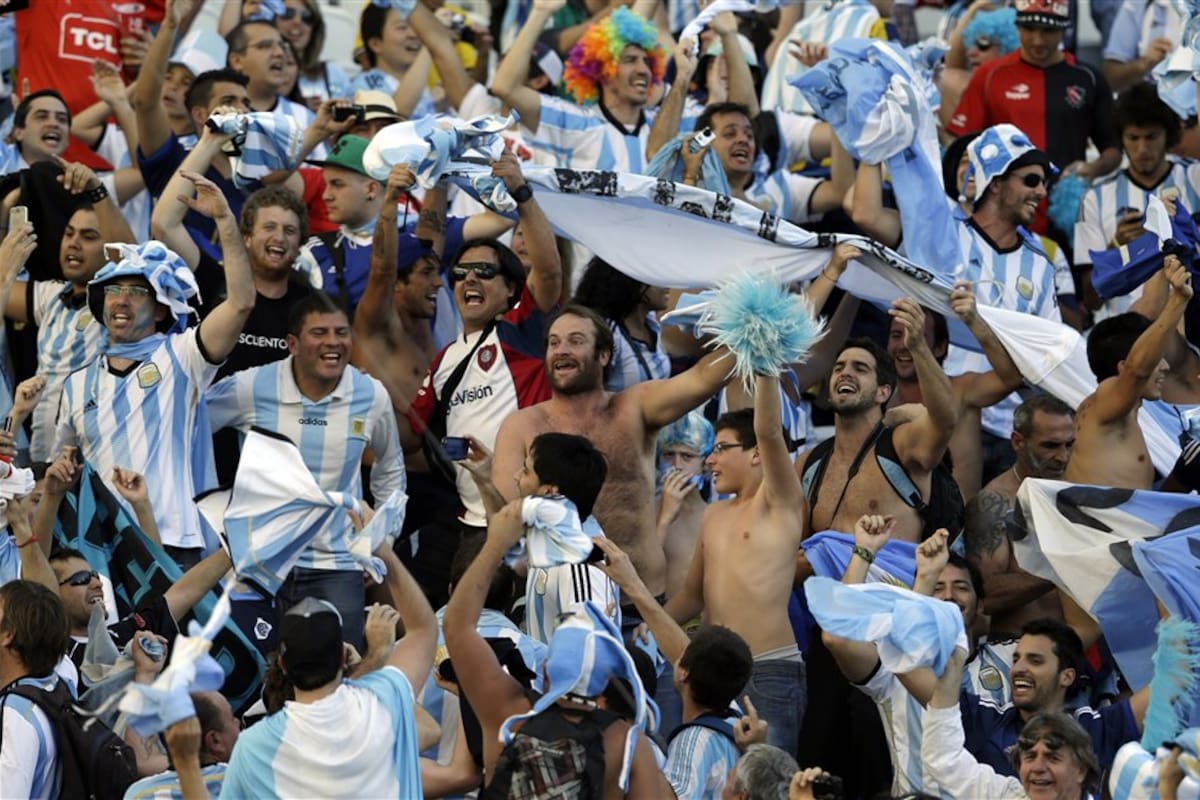 En cada escenario donde juega la selección, los hinchas argentinos visitan los búnkers para conseguir un ticket