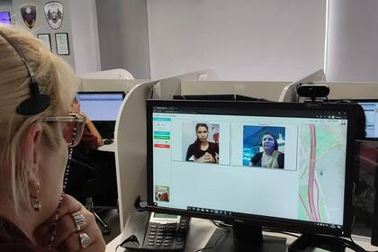 En cada llamada al sistema 911 para hipoacúsicos interviene un operador y un intérprete del lenguaje de señas para entender y agilizar la demanda del vecino