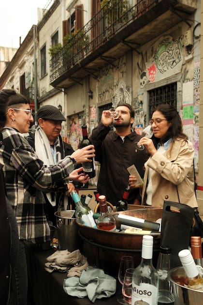 En cada parada hay etiquetas disponibles para llenar la copa y sommeliers que orientan la elección
