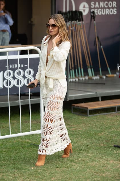 En cada partido, María Vázquez revoluciona las redes con sus looks cancherísimos y sofisticados.