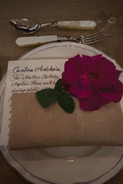 En
cada plato, Juana
Schindler
–que se
encargó de la
organización–
dispuso una flor y
una tarjeta escrita
a mano con el
menú.