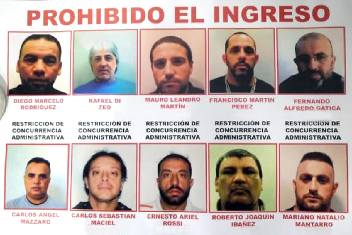 En cada una de las puertas del estadio de Liga de Quito estaban pegados los retratos de los diez barras de Boca con restricción de concurrencia administrativa.