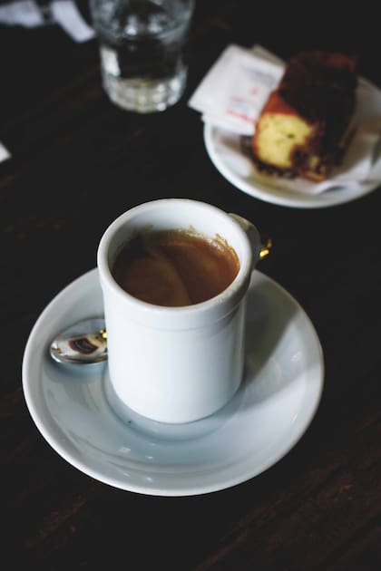 Café tradicional vs café de especialidad: uno de los ritos favoritos de los porteños, en la versión de siempre o la más moderna.