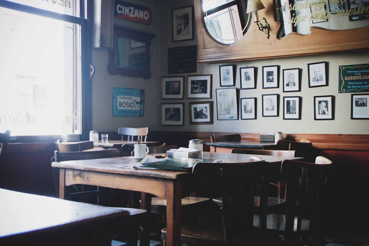 En Café Margot, un lugar tradicional de Boedo, guarda entre sus mesas buena parte de la bohemia del barrio