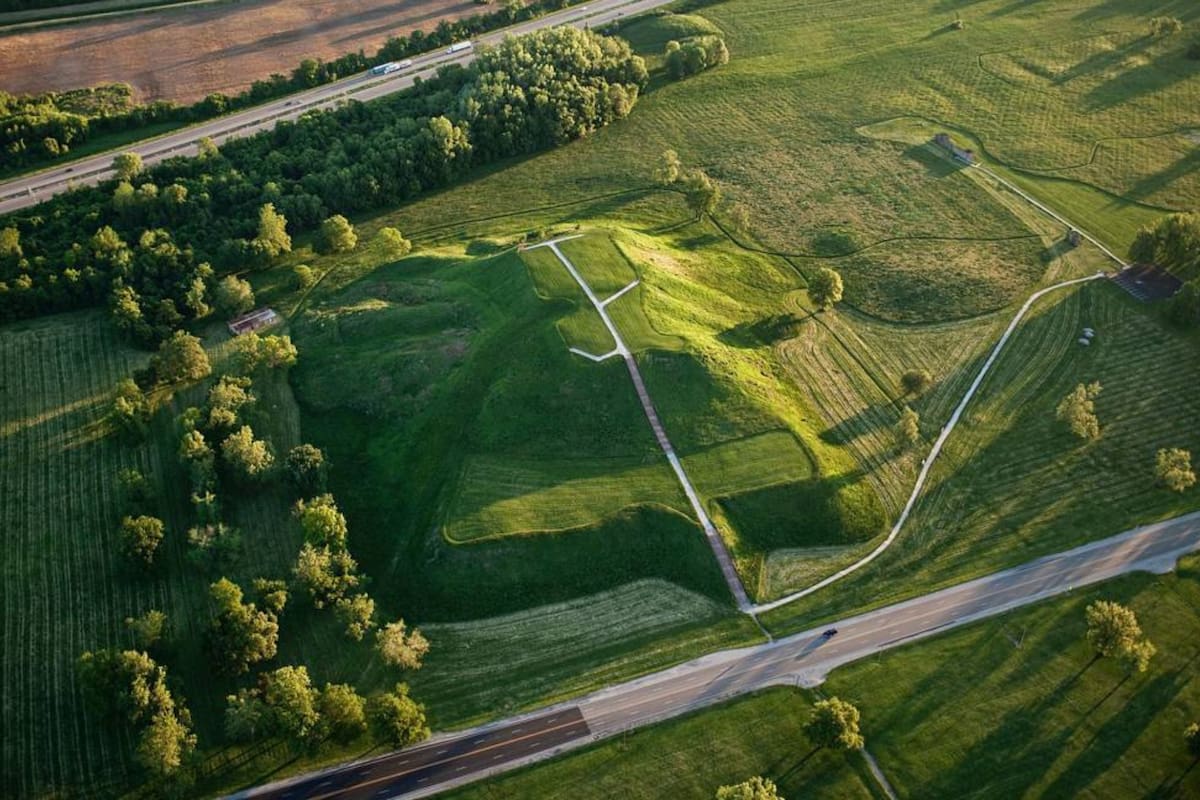 En Cahokia, una megaciudad estadounidense perdida, multitudes colmaban el espacio en las plazas, mientras bebidas llenas de cafeína pasaban de mano en mano