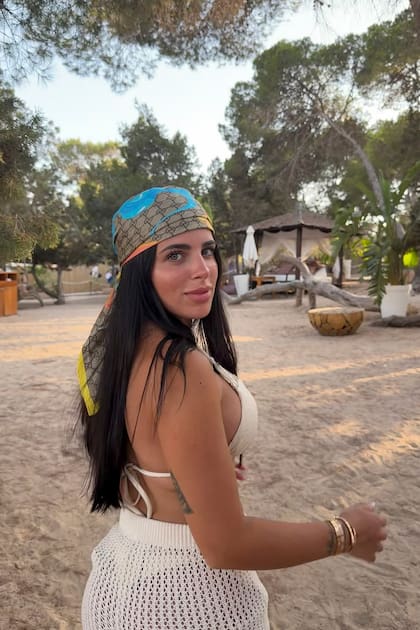 En Cala Bassa, Ibiza, Valentina completó su look de playa con una falda crochet off white y un pañuelo de seda Gucci en la cabeza, el accesorio estrella de la temporada