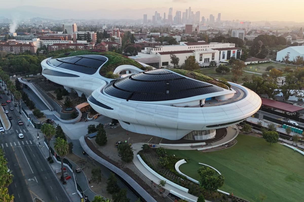 En California abrirán un museo con forma de nave espacial que parece "flotar" en el aire (Hathaway Dinwiddie/Pedro Ramirez)