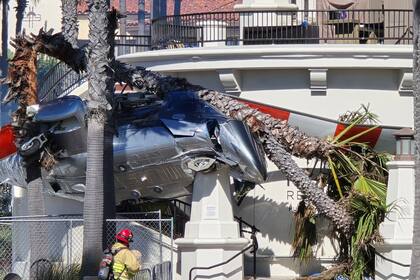 En California, Estados Unidos, un helicóptero cayó a una cuadra de zona costera.