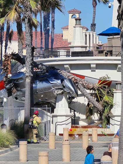 En California, Estados Unidos, un helicóptero cayó a una cuadra de zona costera