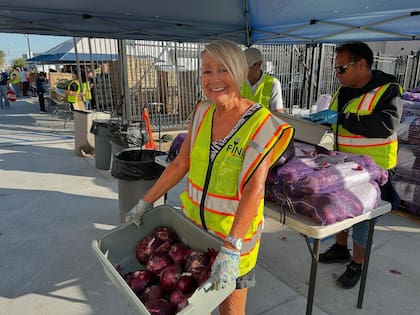 En California, hay puntos fijos y móviles donde se reparten alimentos gratis (FB FIND Food Bank)