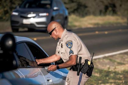 En California, las multas pueden llevar a tener un punto en el historial y afectar negativamente a los conductores