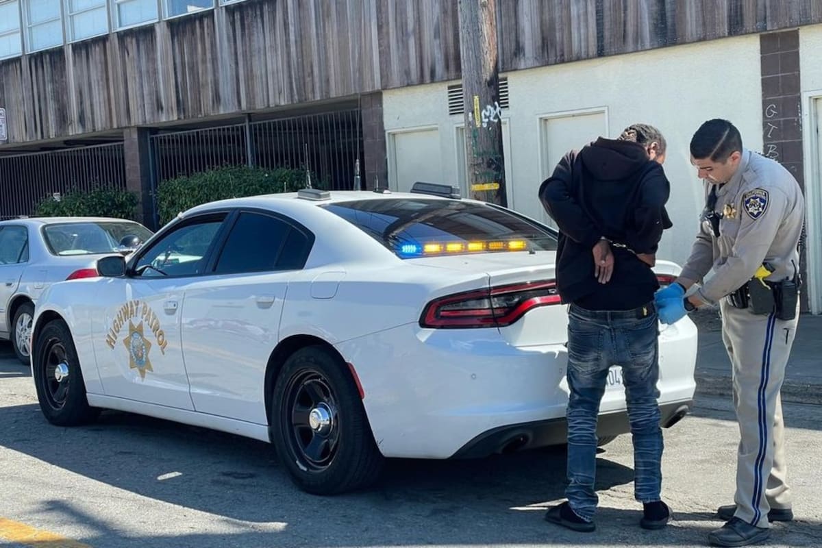 En California, una persona no puede conducir un vehículo de motor en una carretera, a menos que tenga una licencia de conducir válida