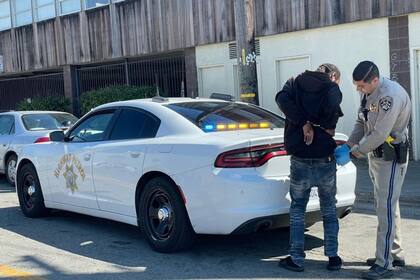 En California, una persona no puede conducir un vehículo de motor en una carretera, a menos que tenga una licencia de conducir válida