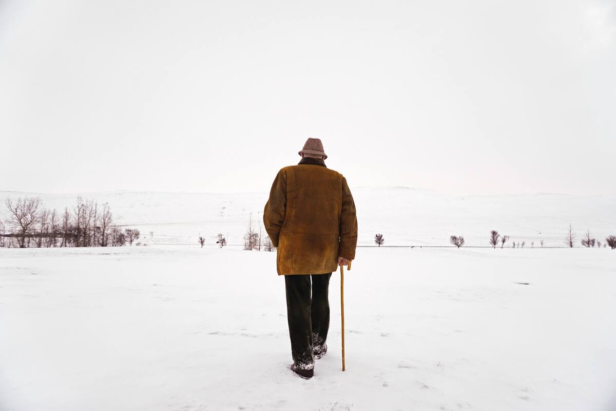 EN CAMINO. Con su bastón borgeano, el cura luterano que preside la iglesia del pueblo oficia de guía improvisado para dar a conocer el paso del escritor en su tierra