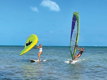 En Cancún, Virginia se animó a practicar un nuevo deporte, el wingsurf (se navega con un kite, pero sin barras y en una tabla de sup). Su hija, Catalina, ex atleta olímpica de windsurf, la acompañó en su aventura.