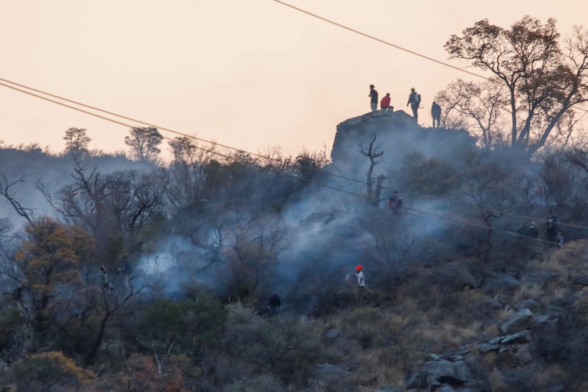 En Capilla del Monte, los brigadistas buscan controlar el fuego