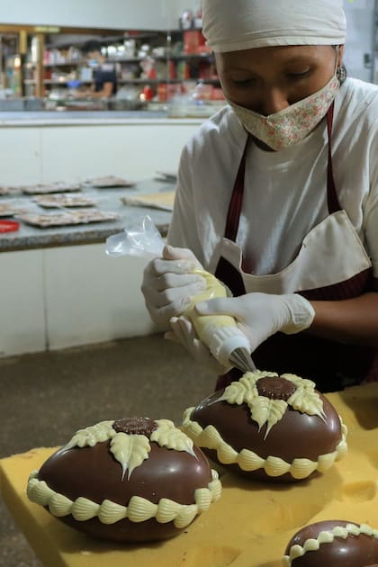 En Capilla Vieja, una de las primeras chocolaterías de Villa General Belgrano, la cocina está a la vista y permite ver el proceso de elaboración