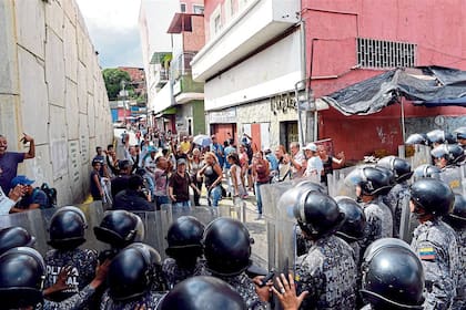 En Caracas, la policía tuvo que contener las protestas por la escasez de alimentos