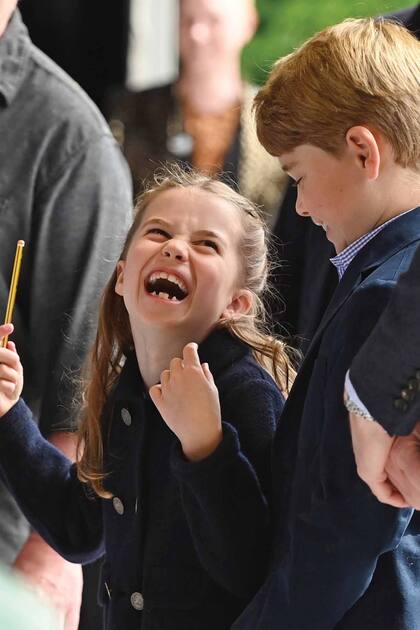 En Cardiff, la princesa Charlotte se divierte en un ensayo dirigiendo a una orquesta con una "batuta-lápiz".