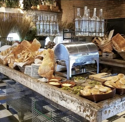 En Carmelo se unen muchas tentaciones: comida sabrosa y vino, una ruta en bicicleta, un recorrido por la Laguna o una puesta de sol donde la música la ponen las aves, kayaks, cabalgatas y un puerto deportivo privado.