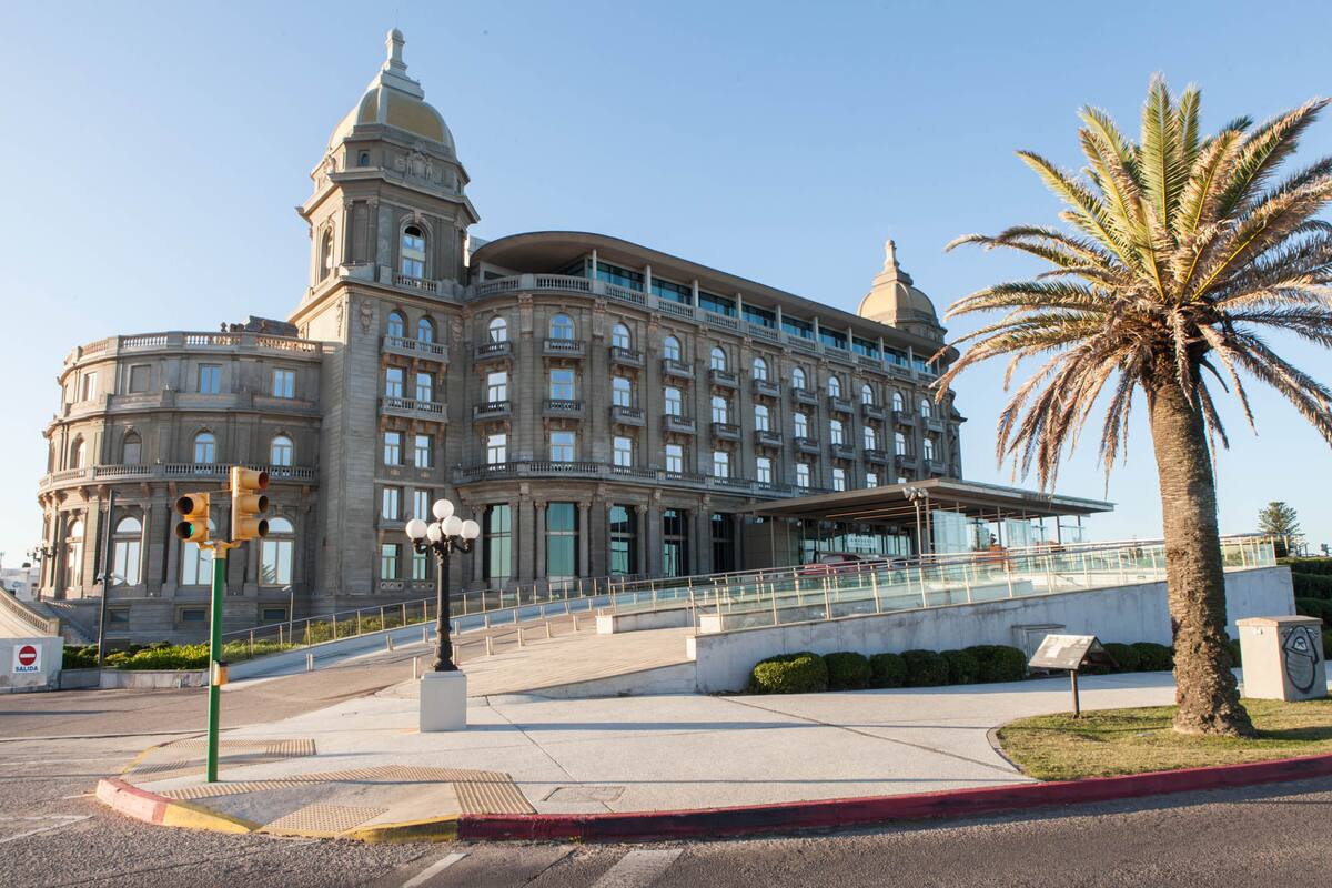 La playa de Pocitos, una de las más conocidas de la ciudad tiene dos kilómetros de extensión y está rodeada de edificios
