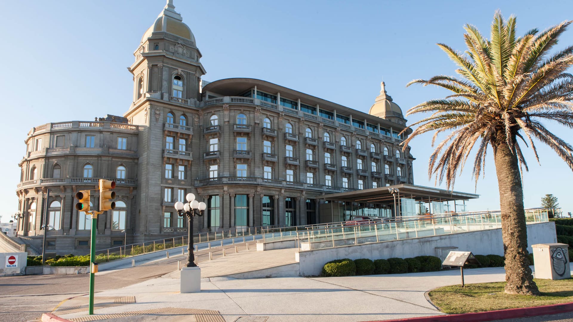 La playa de Pocitos, una de las más conocidas de la ciudad tiene dos kilómetros de extensión y está rodeada de edificios