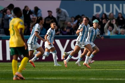 En carrera: Romina Núñez y Yamila Rodríguez encabezan el festejo argentino tras anotar el 2-2 ante Sudáfrica en Dunedin
