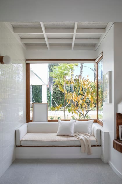 En casa de Ingrid Hajnal, este rincón vidriado ya existía, así como también el sillón de obra, para el que retapizó la colchoneta y los almohadones.