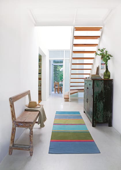 En casa de la arquitecta y directora de la revista Living, una alfombra de diseño propio desarrollada por Elementos Argentinos