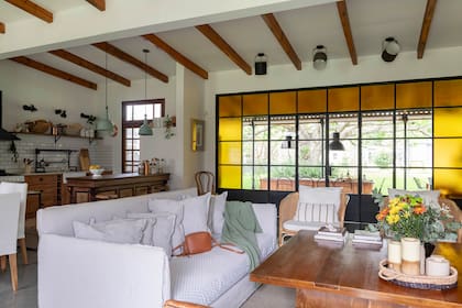 En casa de la decoradora correntina Victoria Saiach, la división organiza los espacios sin convertirlos en compartimentos estancos y hace que la luz se convierta en parte de la decoración.