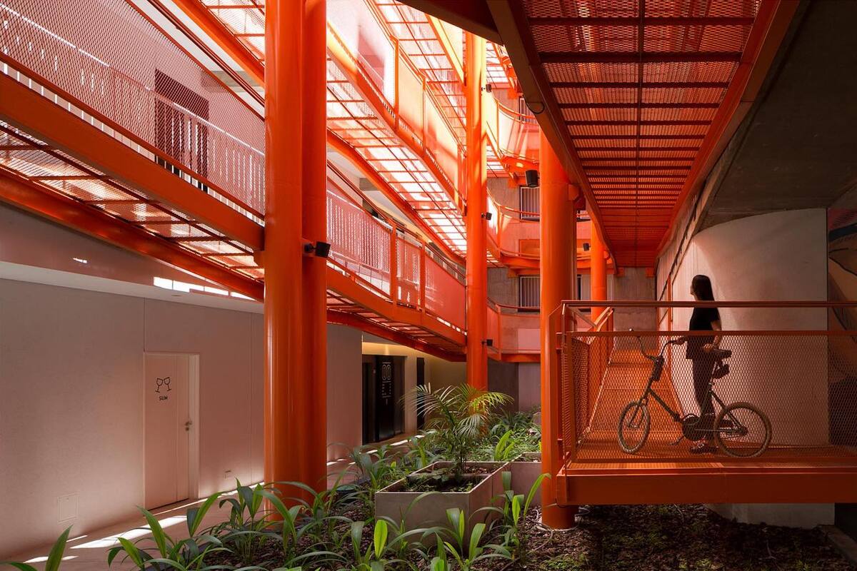 En Casa HO, edificio de viviendas en el eje Donado-Holmberg del Grupo Uno en Uno, la sorpresa al ingresar es una rampa color naranja para bicicletas. La misma ocupa el patio central y permite ingresar hasta cada una de las unidades pedaleando desde la calle.