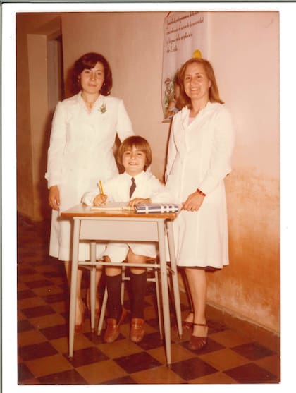 "En casa, nadie tenía nada que ver con el diseño. Mi tía Coca Ramírez sí (der.) era rehabilidosa para hacer todo. Ella siempre fue y es mi ídola. Fue mi maestra de primer grado"