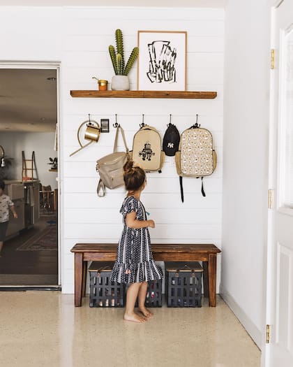 En casas o departamentos, el mudroom se transformó en el espacio de la casa especialmente preparado para hacer la transición entre el exterior y el interior.