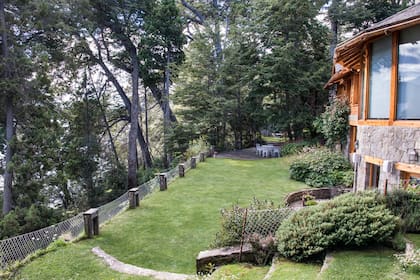 En casas ubicadas en entornos naturales -bosques y laderas de montañas- las casas suelen ubicarse más alto para aprovechar las panorámicas. El desnivel se aprovecha con arbustos que ganan altura y ofrecen intimidad en algunos sectores. Se trazan caminos que proponen un aprovechamiento de cada sector y acentúan las vistas.