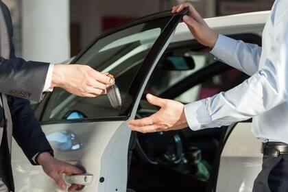 En caso de aprobarse el proyecto de ley, las placas metálicas ya no estarán vinculadas con los vehículos, sino con sus propietarios, por lo que podrán quitarlas al vender un automóvil (iStock)
