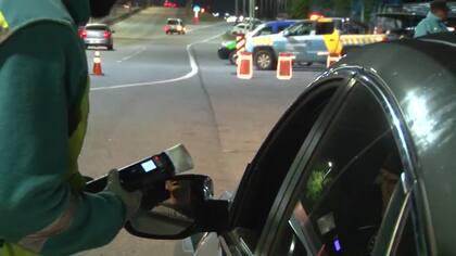 En caso de dar positivo, se retira el auto y la licencia