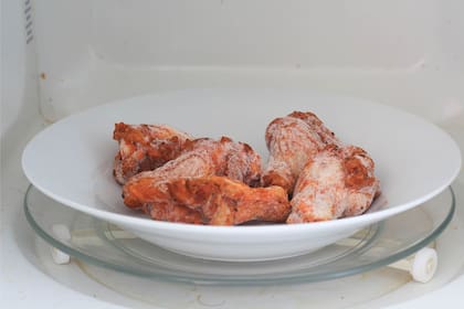 En caso de descongelar pollo en el microondas, se debe cocinar inmediatamente después