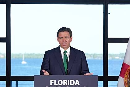En caso de llegar a ser firmada por el gobernador Ron DeSantis, la propuesta legislativa entraría en vigor en octubre de 2026