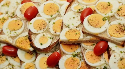 En caso de no querer consumir el huevo entero se puede comer solo las claras o productos a base de huevo sin colesterol