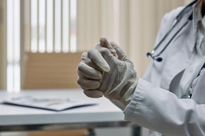En caso de que un profesional de la salud en Texas no cumpla con los requisitos obligatorios, bajo la nueva ley, la entidad regulatoria deberá prohibir la renovación de su licencia