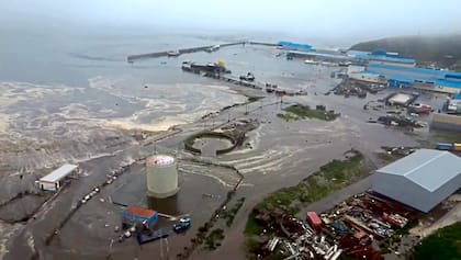 En caso de ser alcanzado por la masa de agua, se recomienda aferrarse a un objeto que flote