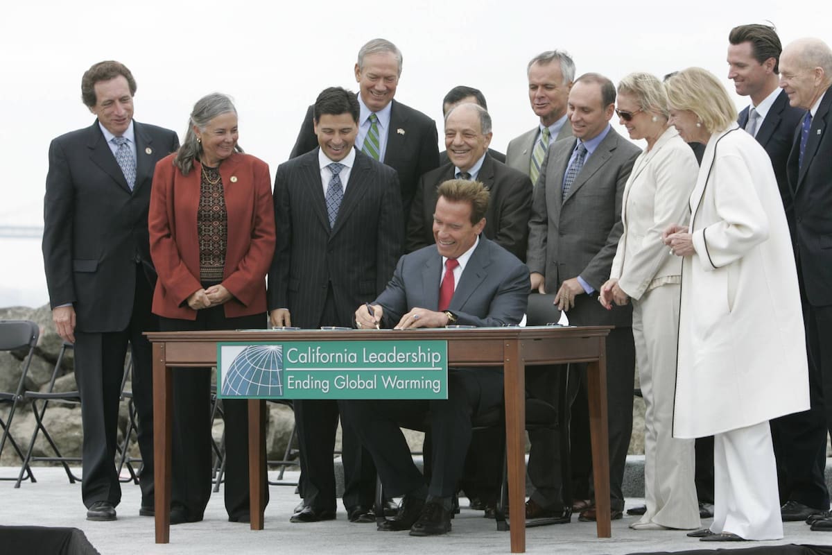 En celebración de los 20 años de la ley AB32, el exgobernador Arnold Schwarzenegger comparte su filosofía de contratación y destacó que su única prioridad era el servicio a los ciudadanos por encima de las lealtades partidistas