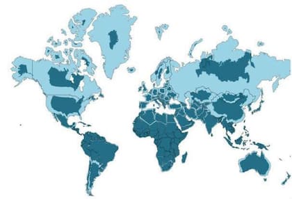En celeste, el mapa del geógrafo alemán Mercator y en la parte azul se refleja el tamaño real de los países