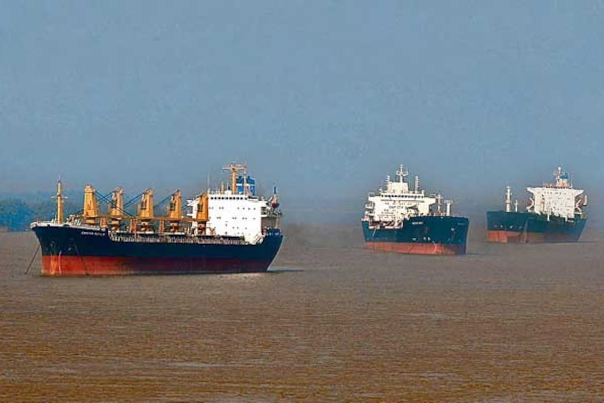 En cercanías a los puertos rosarinos, varios buques aguardaban ayer el final del paro para cargar granos