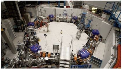 En CERN se construyó una instalación que incluye este gran anillo compuesto de campos magnéticos para poder controlar la antimateria
