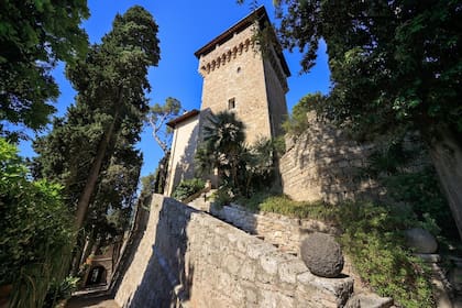 En Cetona, Siena, Italia está ubicado este castillo medieval que salió a la venta por 10.5 millones de euros con pileta, dos casas anexas, una capilla y hasta helipuerto
